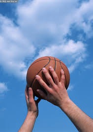 杜兰特巴黎行偶遇一群小姐姐 小帅不为所动微笑离开深藏功与名！